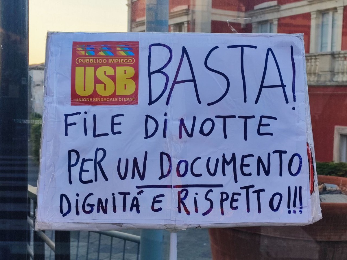 “Dormono sui cartoni per un documento”: la denuncia choc di Catania Antirazzista davanti alla Questura - Credit foto Catania Antirazzista