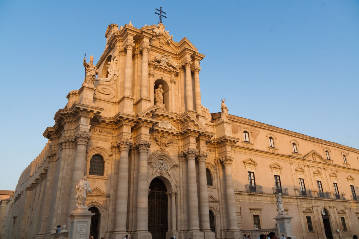 Il cuore di Siracusa custodisce qualcosa di unico | La cattedrale che ha trasformato un tempio in pietra - Foto: Guillaume - www.flickr.com/Wikipedia