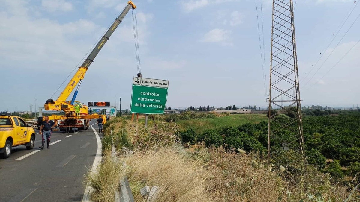 Camion precipita in scarpata: incidente stradale in Tangenziale