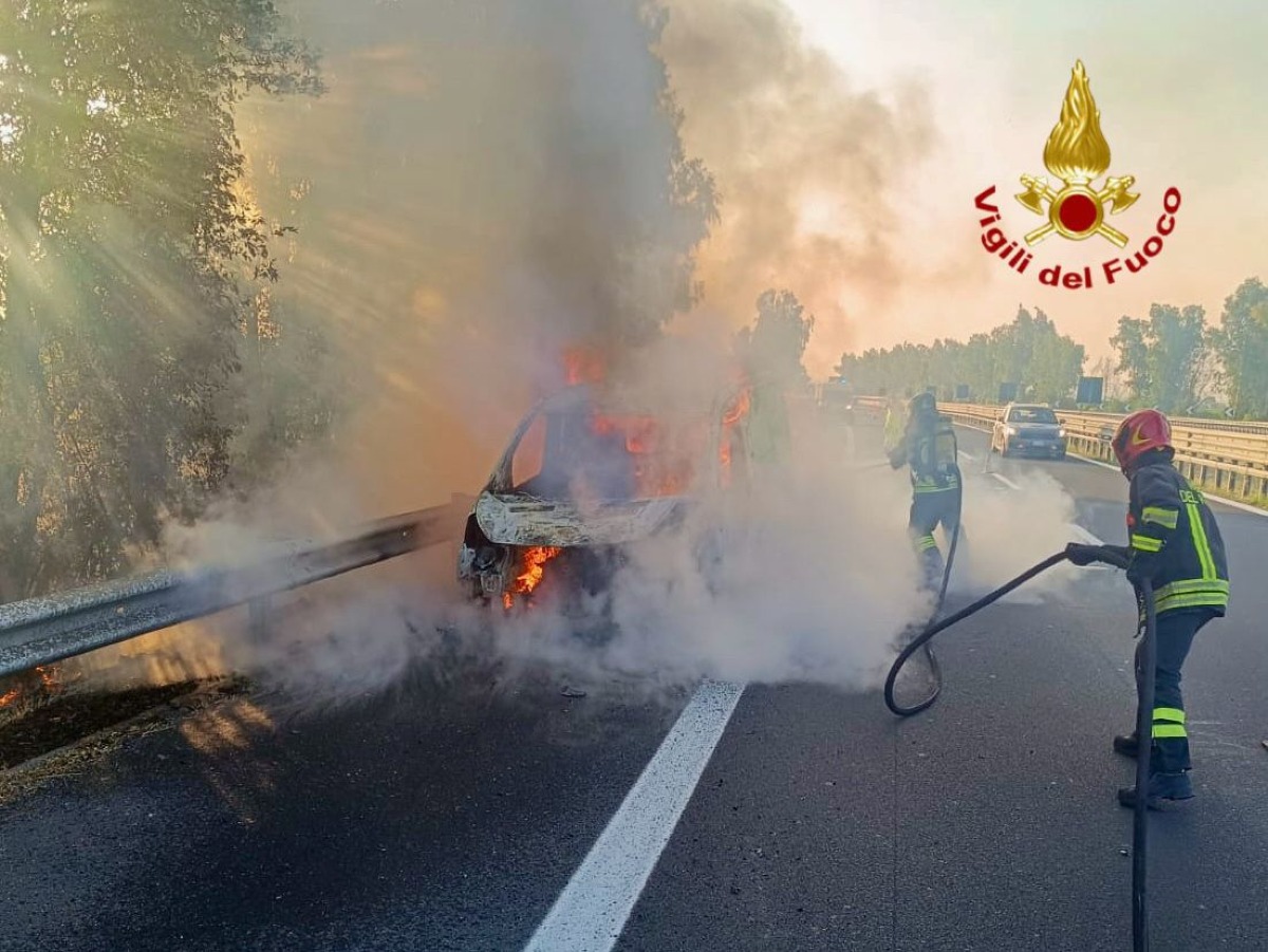 Incendio sull'Autostrada: intervento dei Vigili del Fuoco -