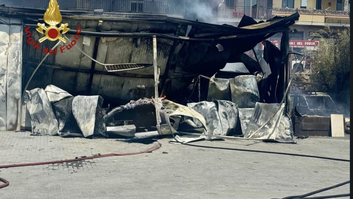 Incendio in capannone nel Catanese: distrutti mezzi e macchinari -