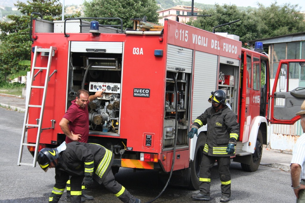 Caldaia a gas provoca incendio in appartamento: giovane soccorsa