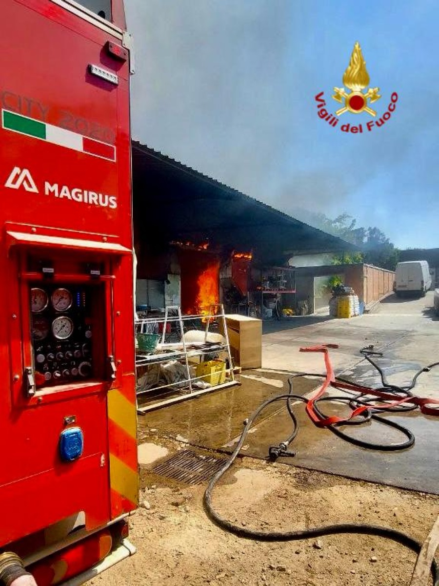 Incendio agriturismo nel Catanese: evacuazione dei presenti