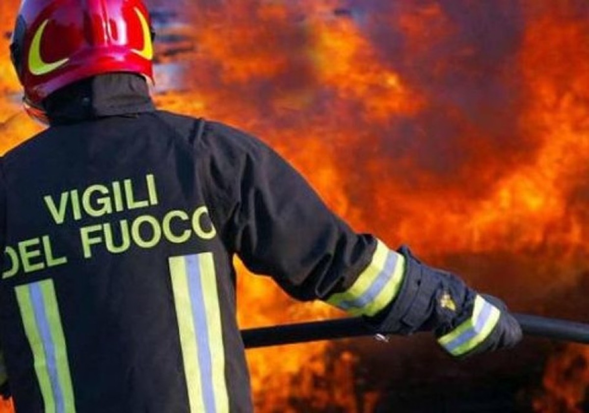 Fiamme nella periferia catanese: rifiuti e sterpaglie incendiate