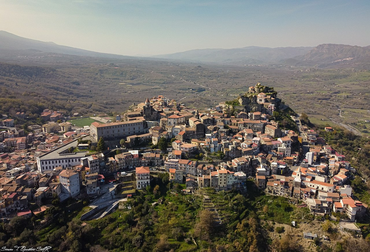 Si trova tra l'Etna e l'Alcantara | La storia e le assurde curiosità di uno dei borghi più belli della Sicilia - Foto: Simone Tinella/Wikipedia