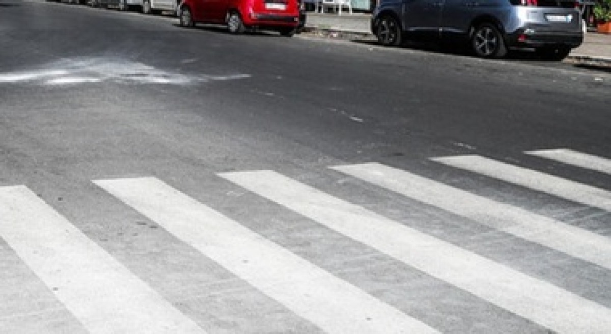 Incidente mortale: pedone travolto attraversando la strada - Credit foto: Leggo