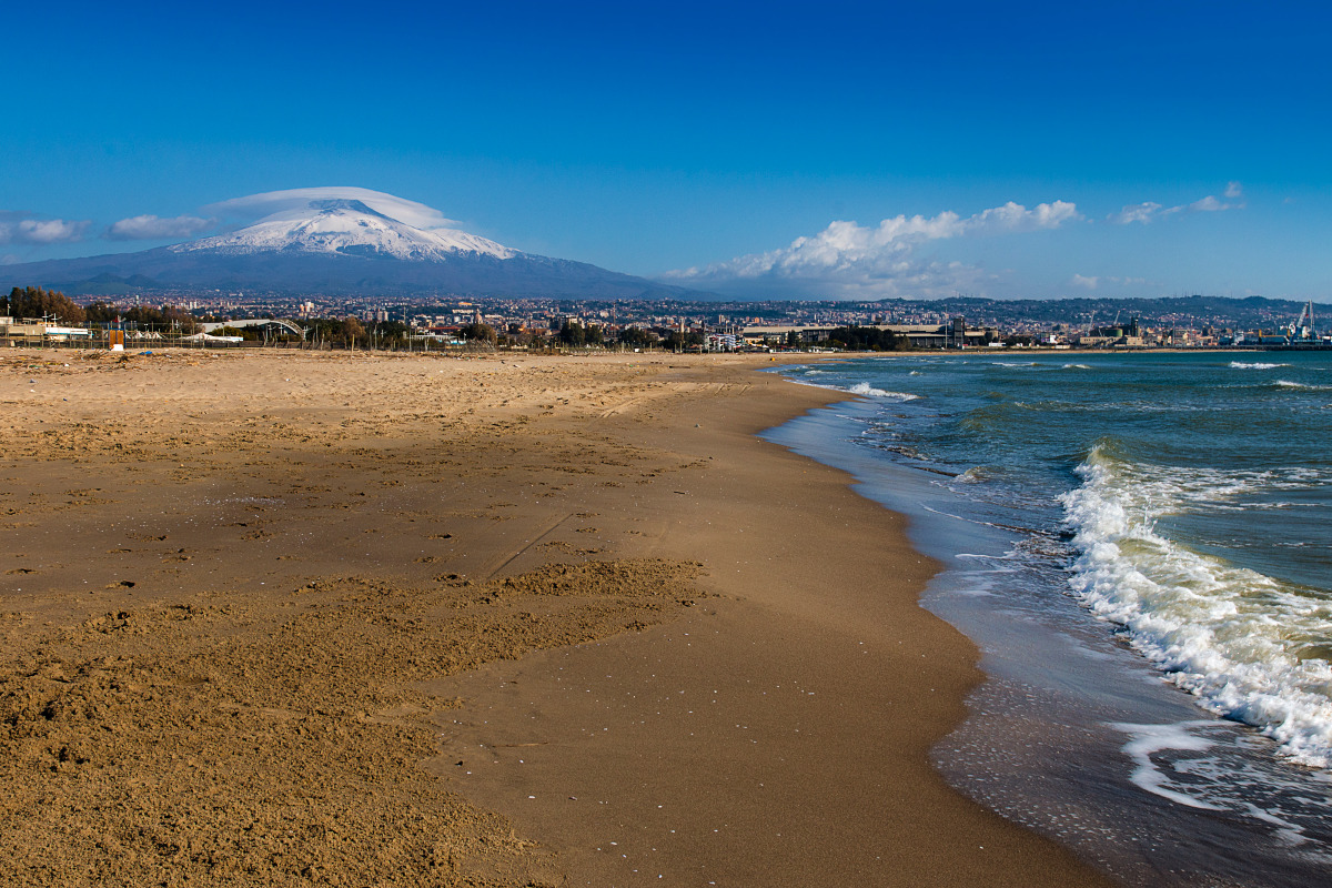 È la spiaggia più amata dai catanesi ma nasconde un dettaglio | Svelato il mistero della Plaia che nessuno conosce - Foto: andrea/Wikipedia