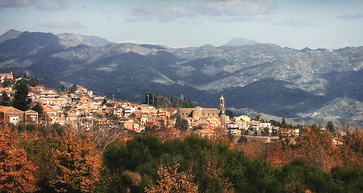 Il borgo catanese immerso nel verde | Un angolo medievale che sorprende i turisti da tutto il mondo - Foto: Alqasar/Wikipedia