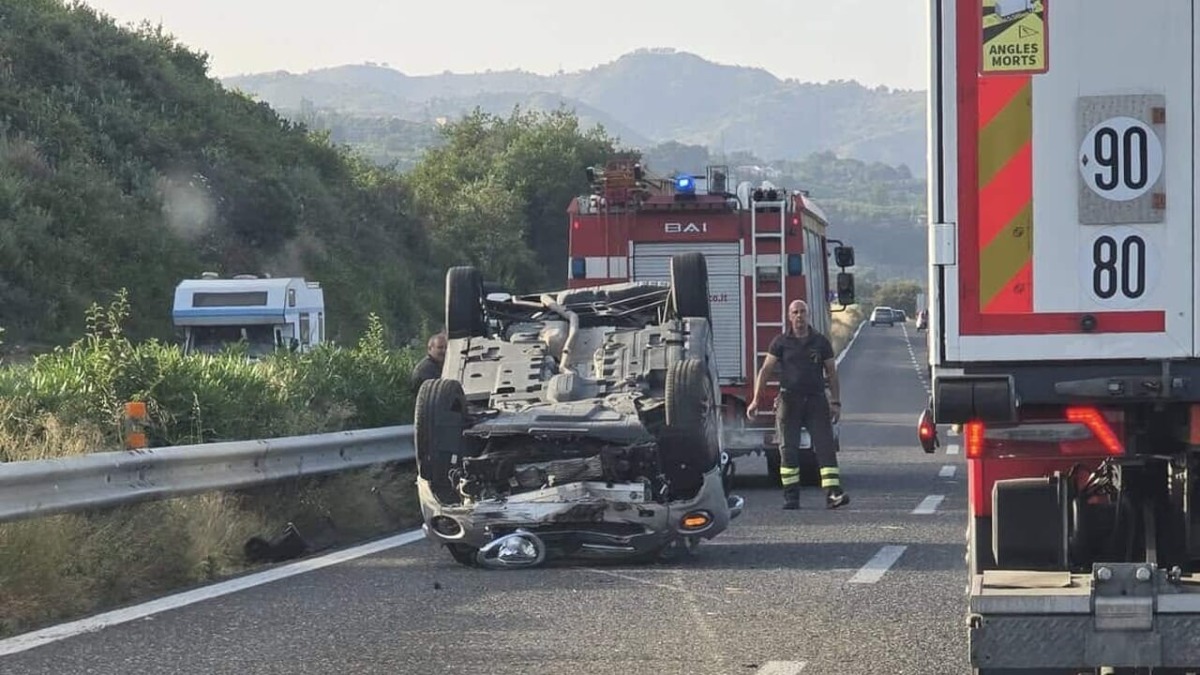 Incidente stradale sull'Autostrada: auto cappottata - Credit foto: Catania Today