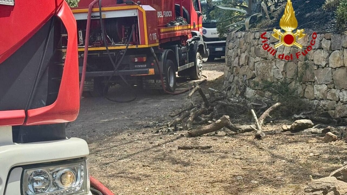 Incendio devasta villetta nel Catanese: intervento Vigili del Fuoco -