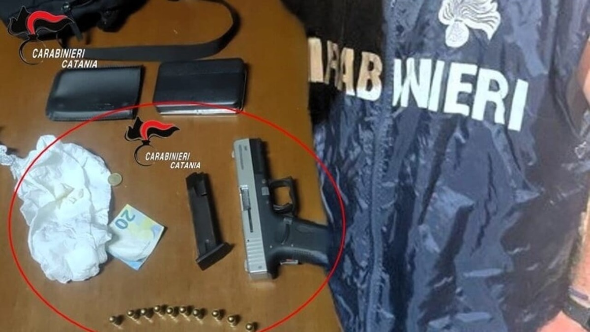 20enne a Librino con pistola clandestina, munizioni e crack -