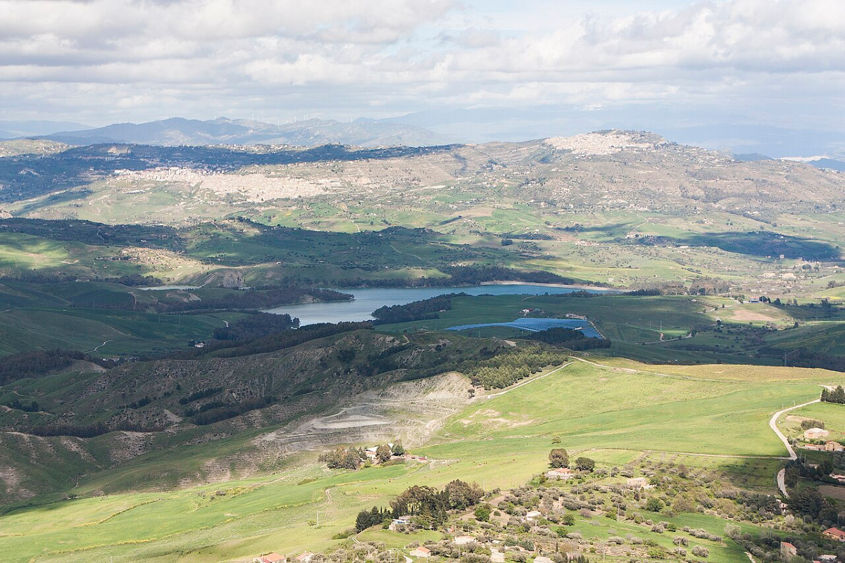 C'è un posto in Sicilia che sorprende tutti: il lago dove l’acqua incontra il volo di un essere sorprendente - Foto: Davide Mauro/Wikipedia