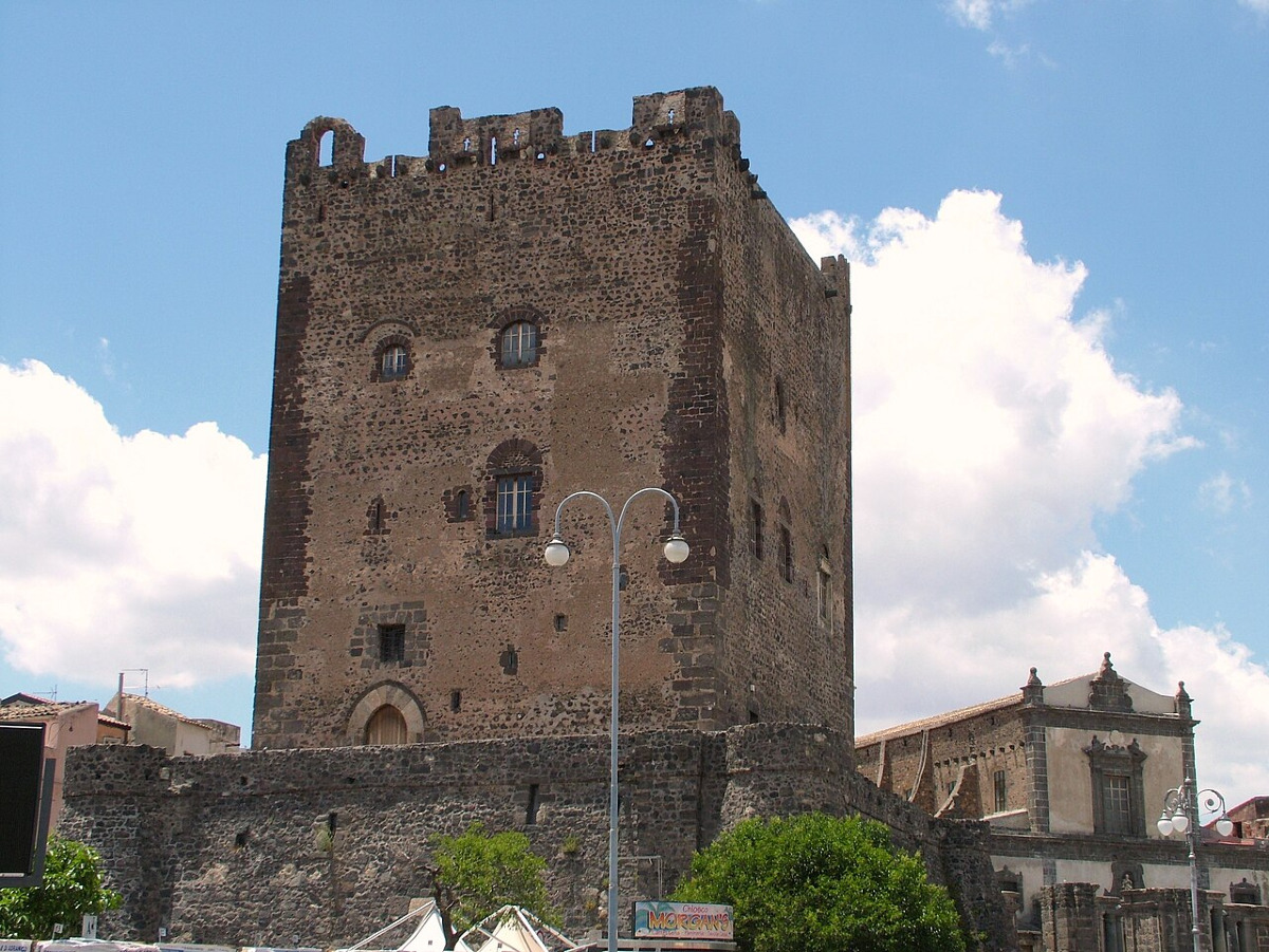 Dietro ogni pietra c’è una sorpresa | Castello Normanno di Adrano, un racconto che va oltre la storia - Foto: Clemensfranz/Wikipedia