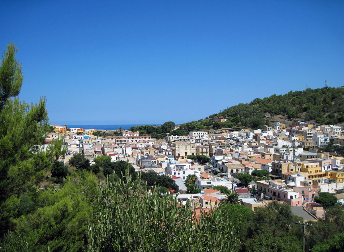 L’isola siciliana che nessuno conosce davvero | I misteri che nasconde Ustica e la sua rotta dimenticata - Foto: Pavla Mačoková f/Wikipedia