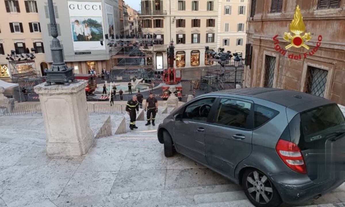 Auto sulla scalinata di Trinità dei Monti: denunciato - 