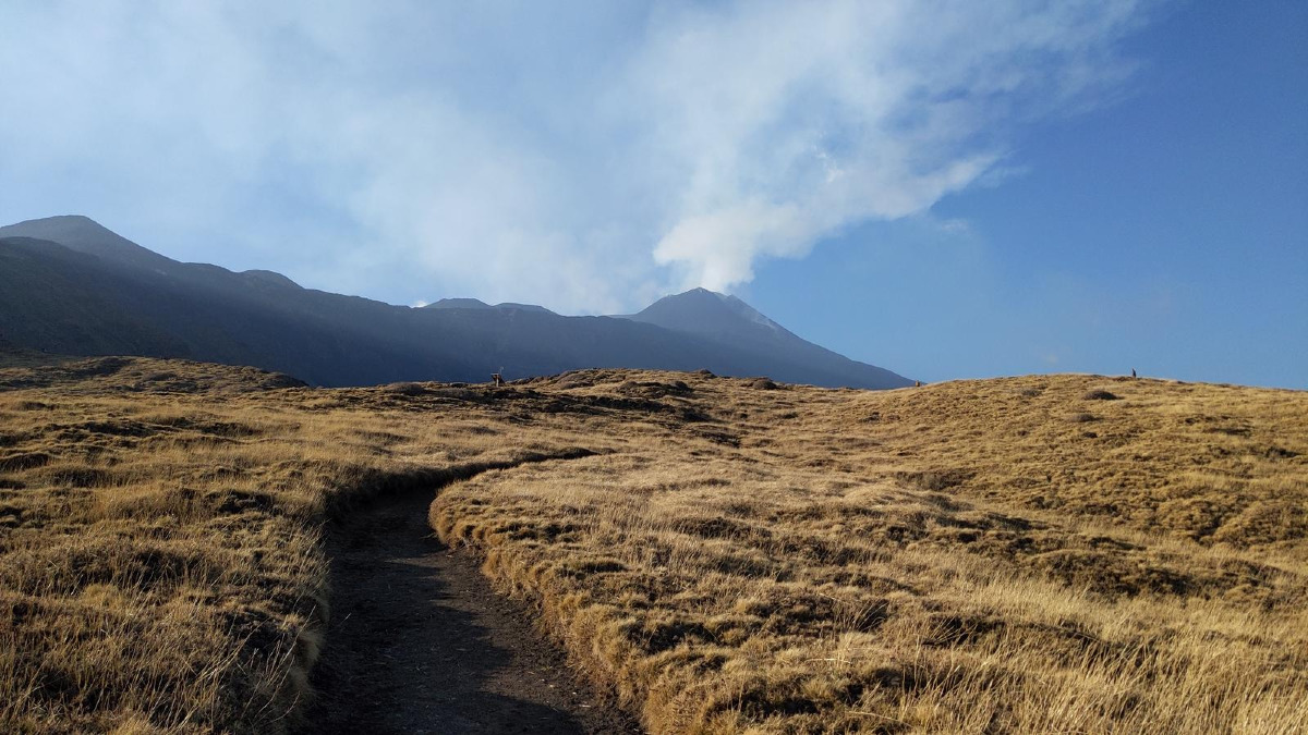 Un itinerario da fiaba per persone avventurose | Lo percorri sull'Etna e a fine percorso ti rifai gli occhi - Foto: markind/Wikiloc