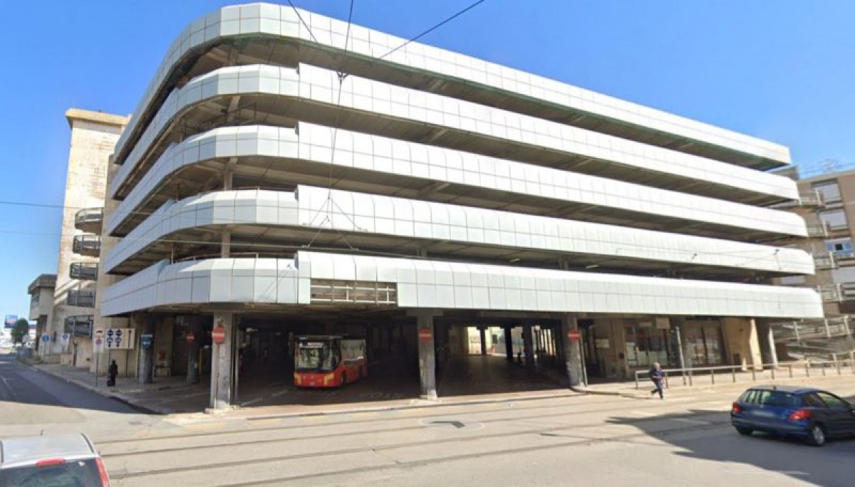 Incidente mortale: donna precipita dal terzo piano -