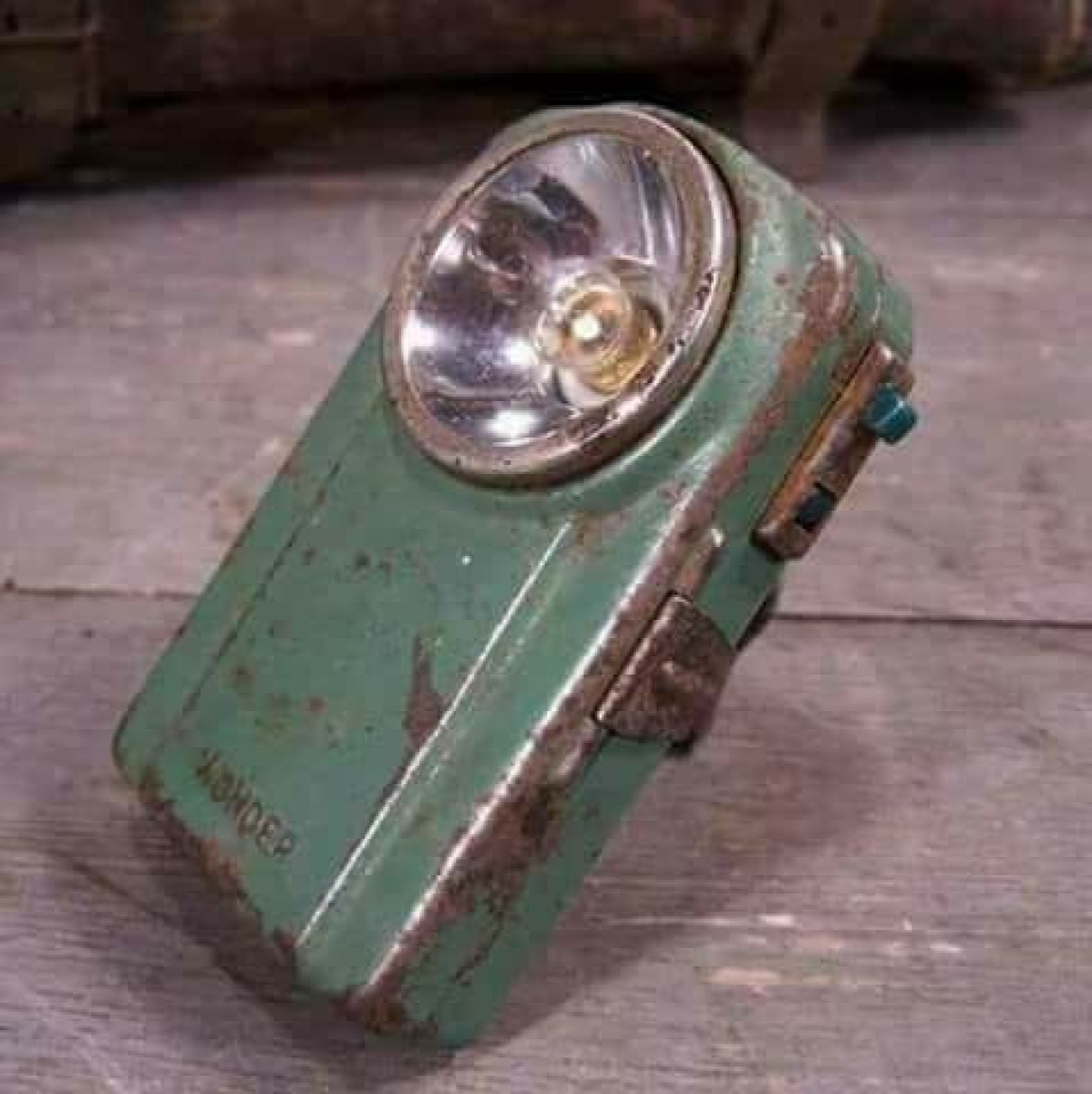 La mitica lampadina tascabile: compagna fedele delle notti di un tempo -
