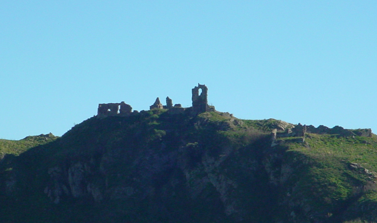 Sta sorprendendo tutti: c'è una fortezza Borbonica a Francavilla di Sicilia tra nebbie e misteri inaspettati - Foto: it:User:Alex3/Wikipedia