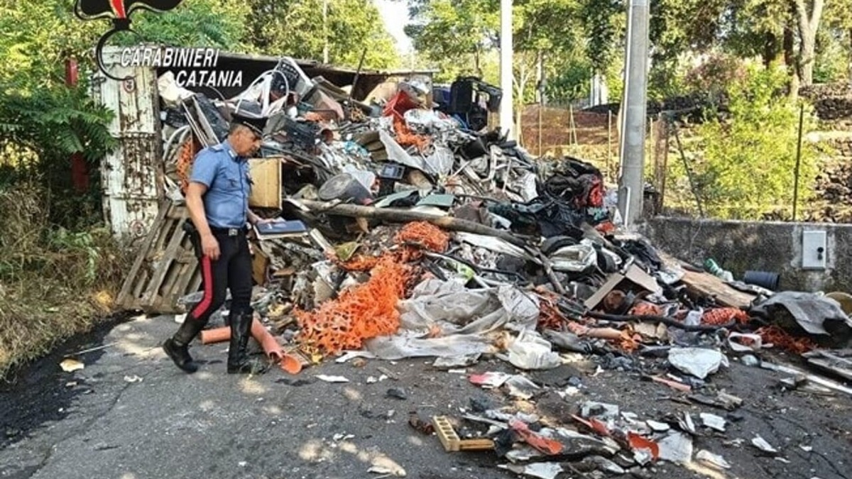 Incidente stradale nel Catanese per incivile con rifiuti illeciti -