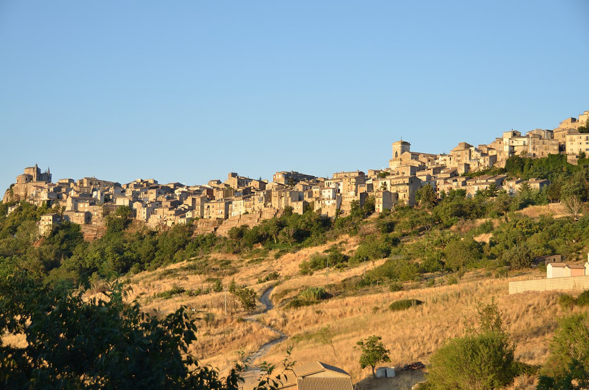 Un angolo dimenticato di Sicilia sta facendo parlare di sé: viene chiamato "il paese delle Pietre Parlanti" - Foto: Filippo Piazza/Wikipedia
