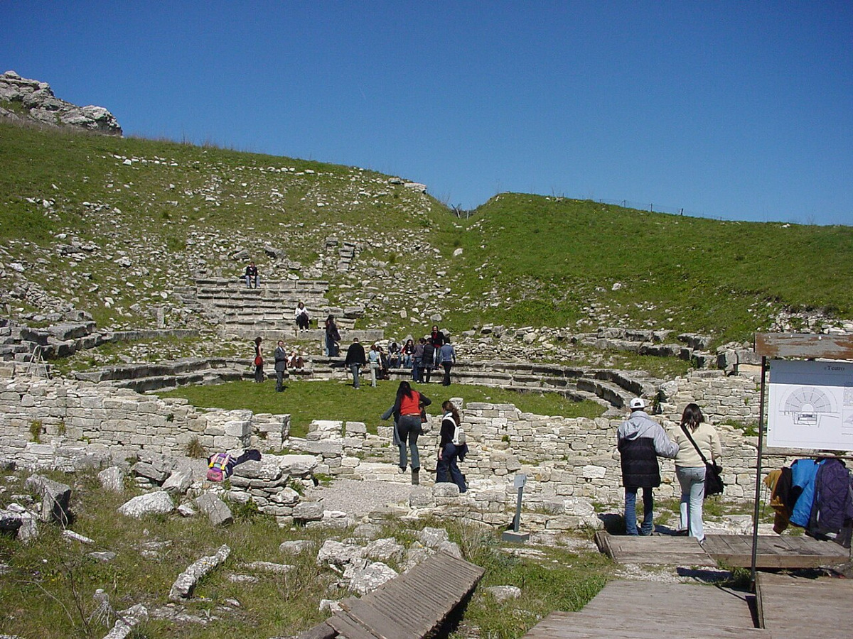 Un luogo nascosto di Palermo che sta facendo parlare: Monte Iato e il teatro che sfida la storia - Foto: Iaitas/Wikipedia