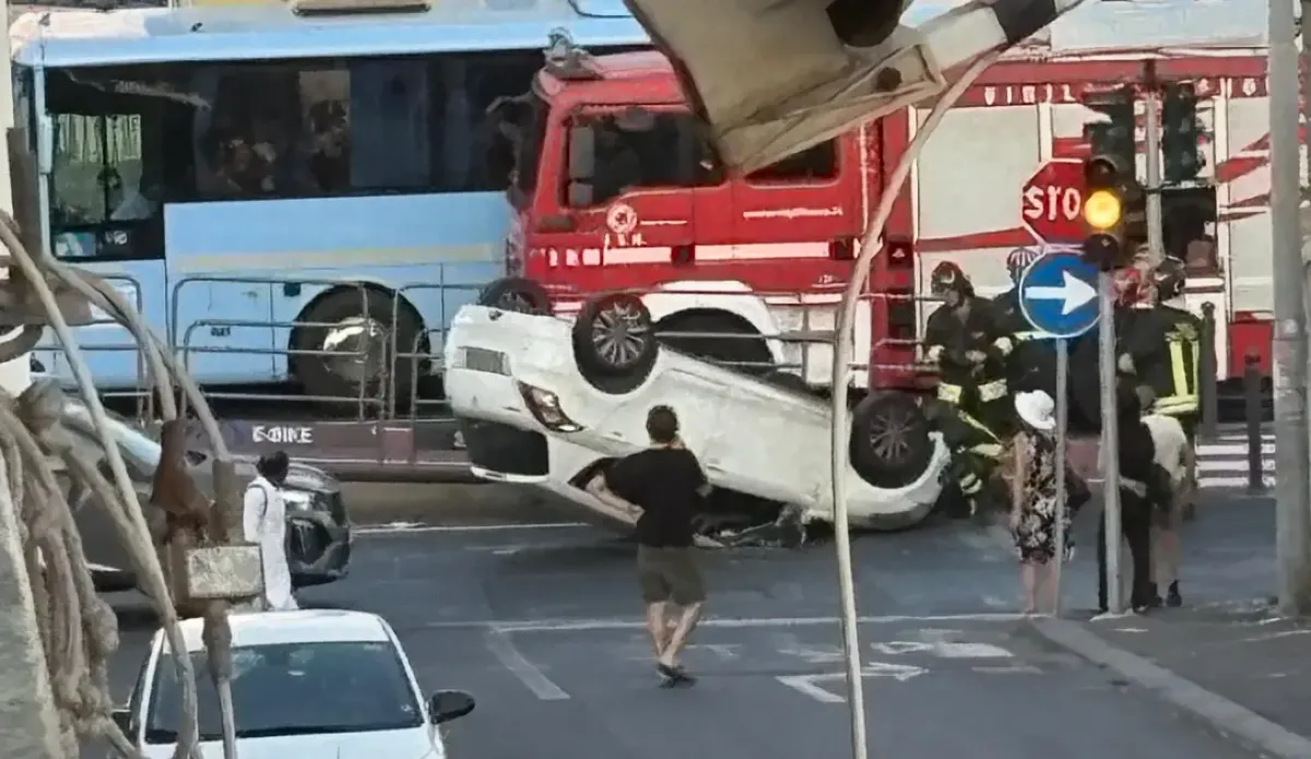 Incidente stradale: auto ribaltata in via Domenico Tempio, un ferito - Credit foto: La Sicilia