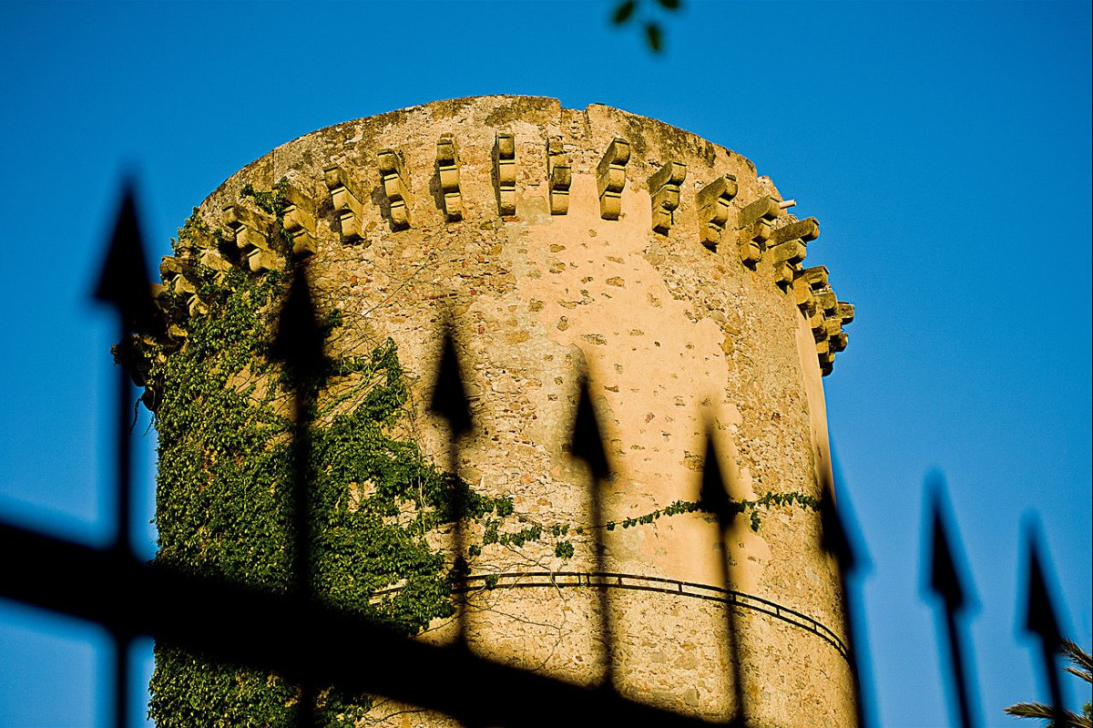 Un monumento che parla di misteri: la "Torre del Pirata Barbarossa" e il suo sconosciuto racconto - Foto: Salvatore Ciambra/Wikipedia