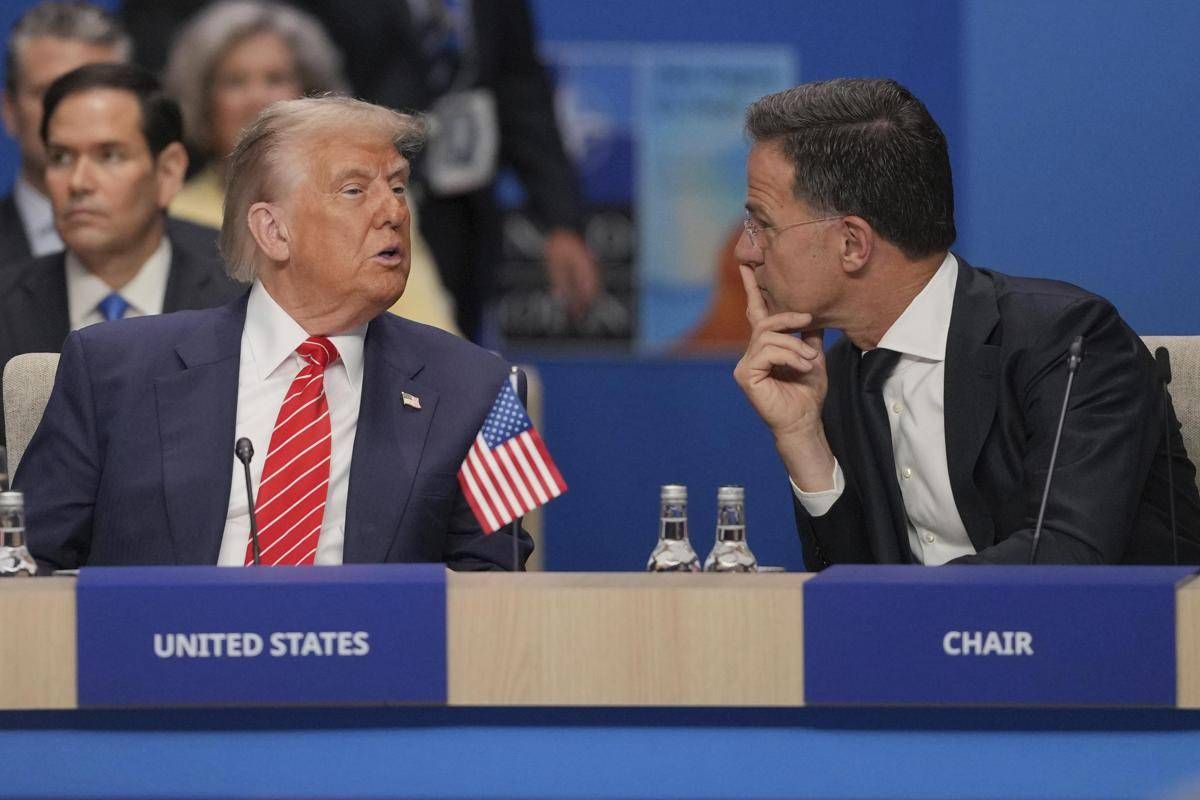 Nato, Rutte primo fan di Trump: "Grazie al 'paparino' stop alla guerra" -