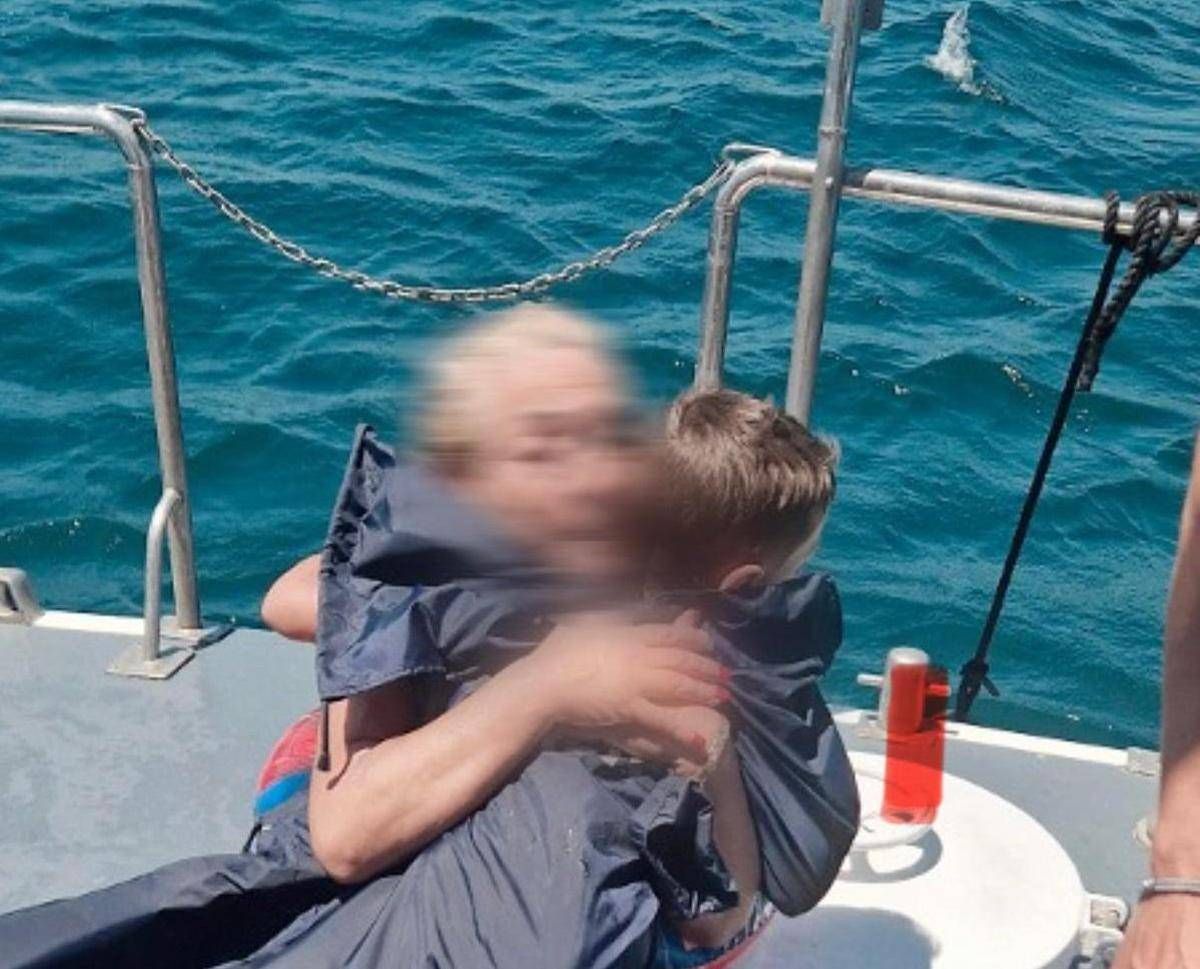 Bimbo di 5 anni e nonna trascinati al largo con il materassino - Video - 