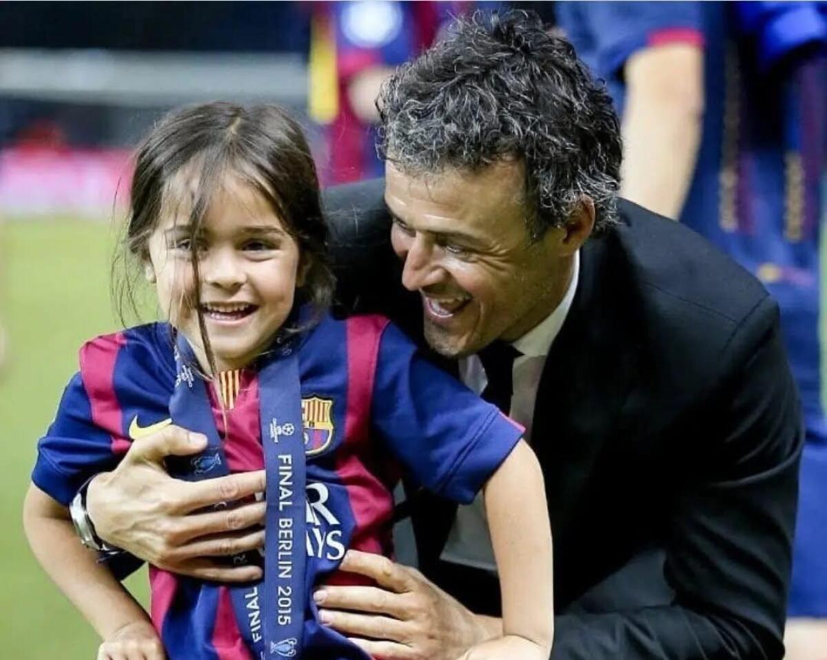 Luis Enrique onora la memoria della figlia Xana durante la vittoria in Champions | Scopri il gesto che ha commosso il mondo! -