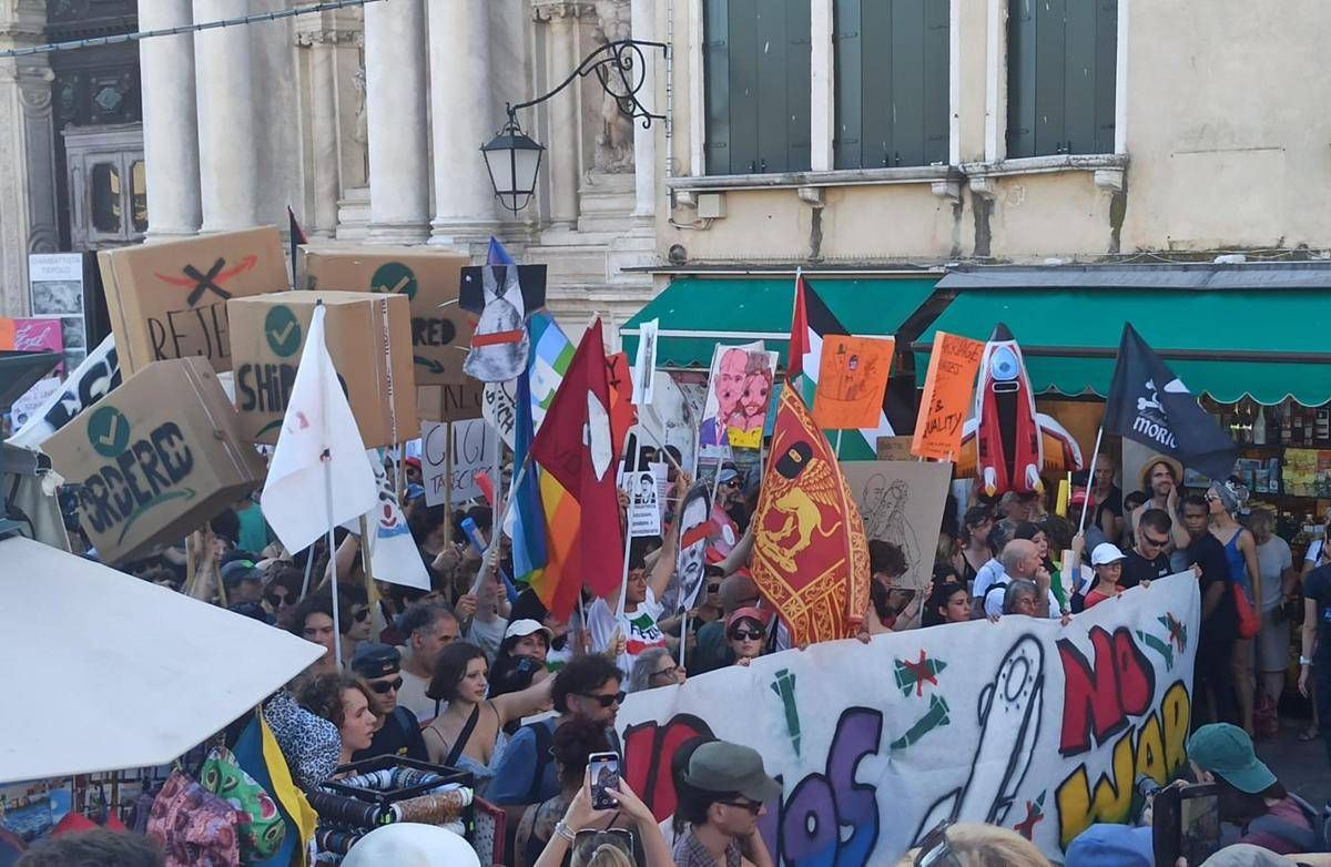 No Bezos in marcia a Venezia, cori e slogan contro il numero uno Amazon -