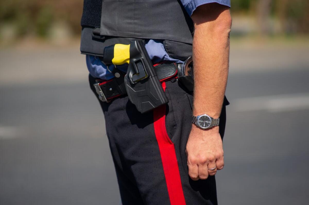 Tragedia a Pescara: un 30enne disarmato muore colpito dal taser | La politica si schiera tra sicurezza e diritti umani! -