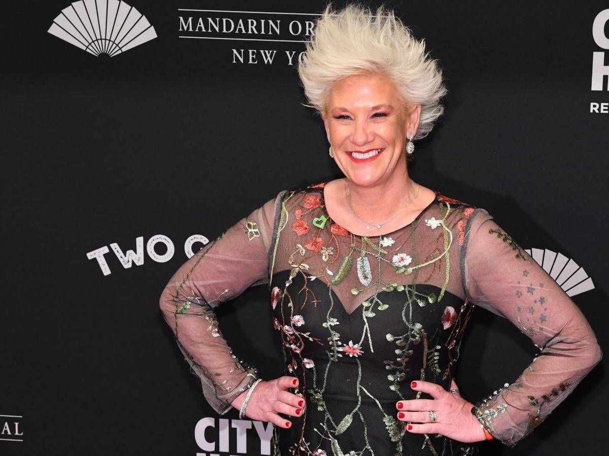 Addio ad Anne Burrell, la chef di Food Network morta improvvisamente in casa: aveva 55 anni -