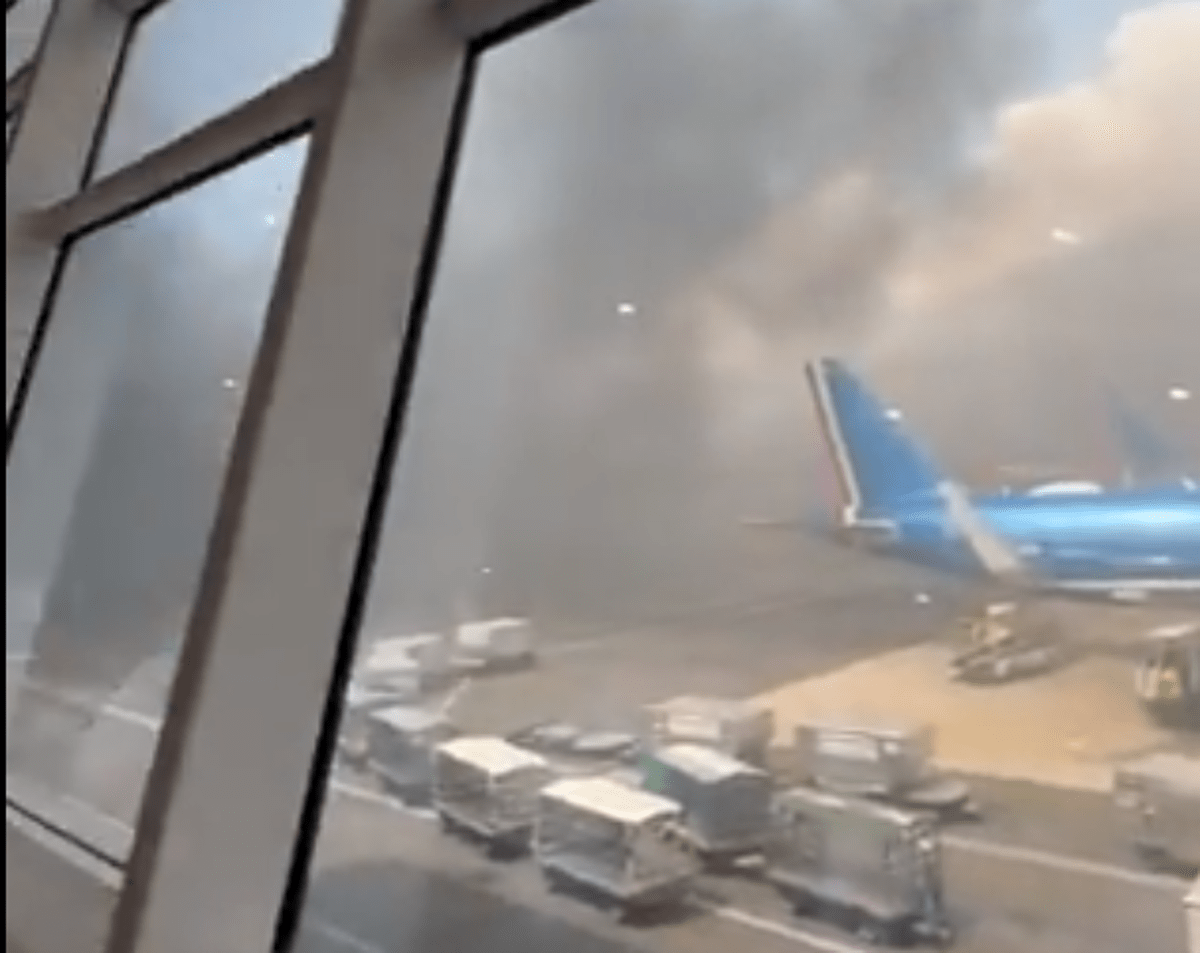 Fiumicino, incendio in aeroporto: il fumo nero invade la pista - Video -