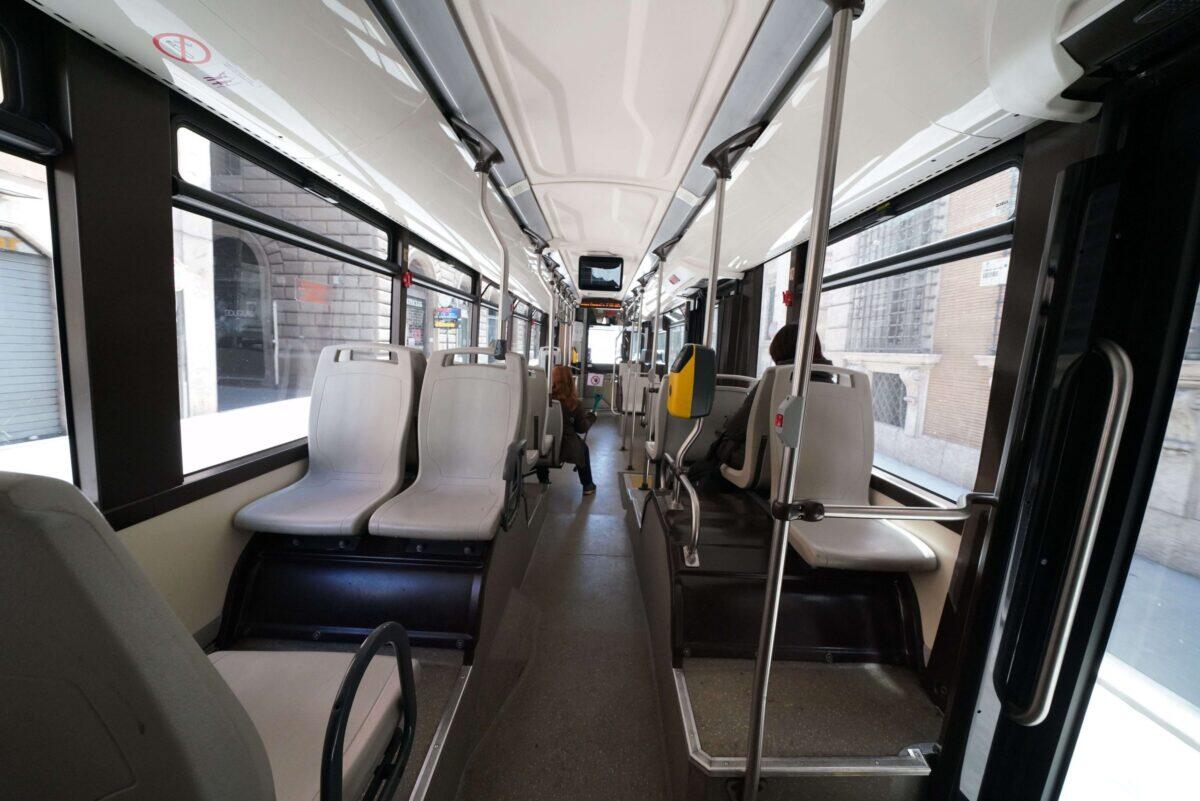 Aggressione su bus a Catania | Un semplice "abbassa la voce" trasforma un viaggio in un incubo! -