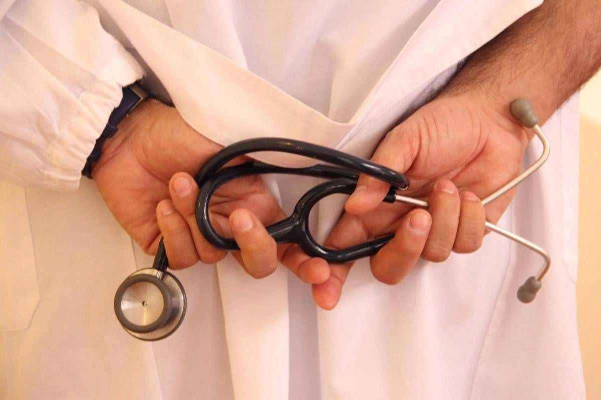 Truffava vittime prospettando terapie innovative per autismo, arrestato finto medico -