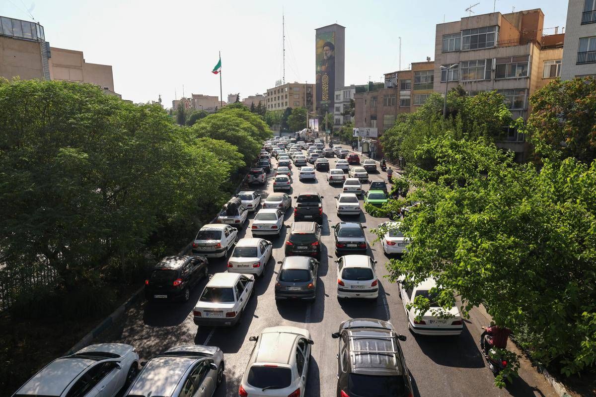 Iran, fuga da Teheran: "Strade intasate e file per la benzina" -