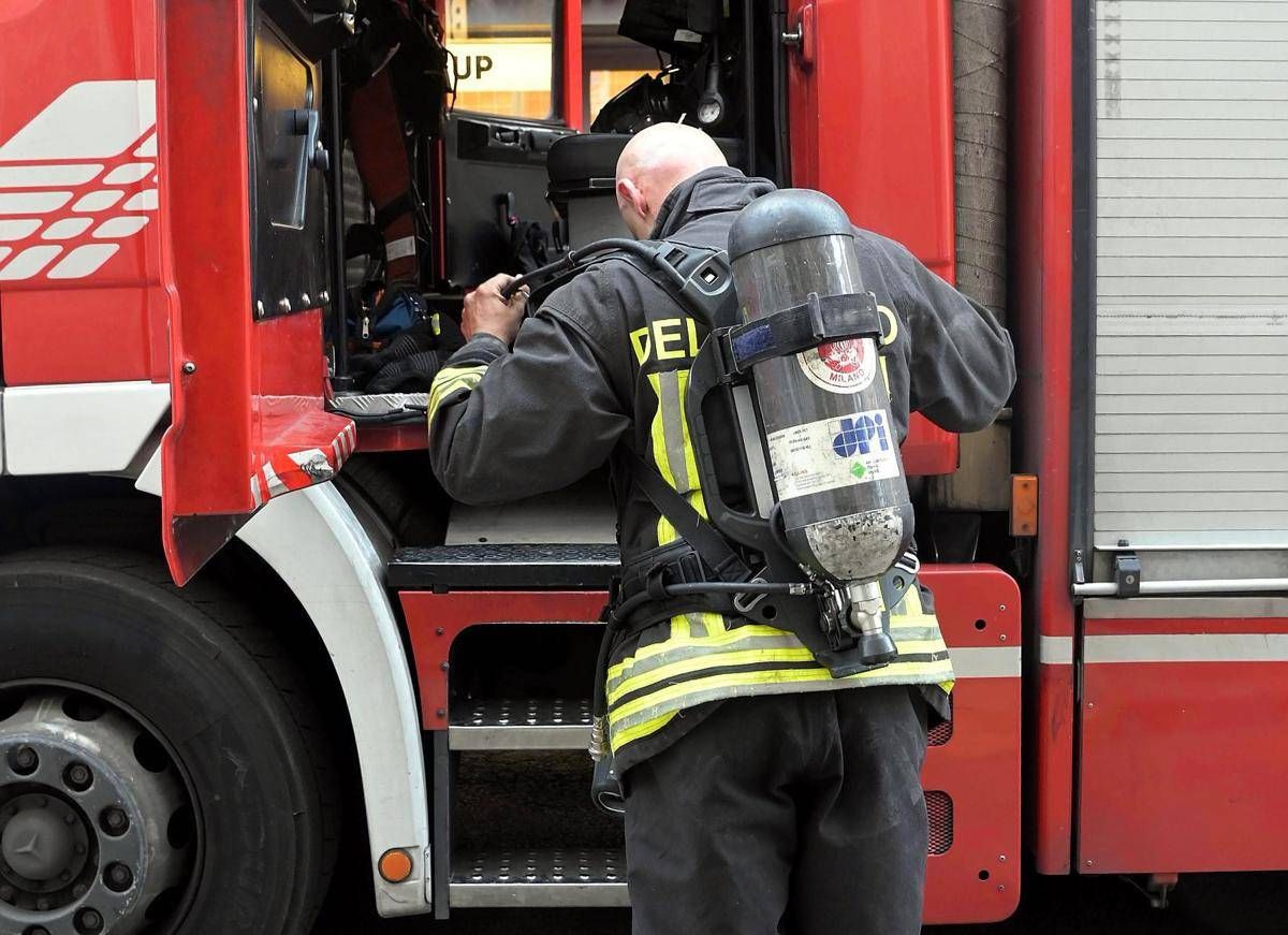 Milano, incendio in appartamento in edificio di 9 piani: 18 persone in ospedale -