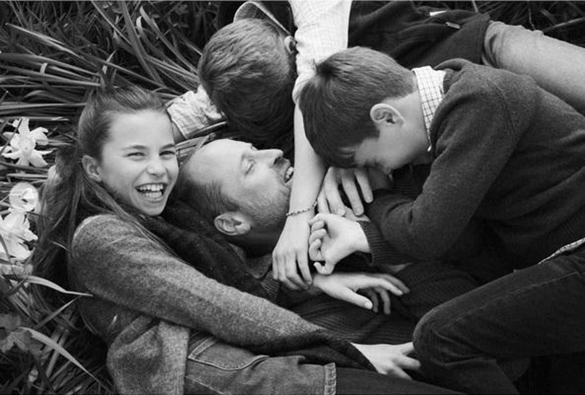 William, il lato tenero del principe nelle foto con i figli per la festa del papà - 