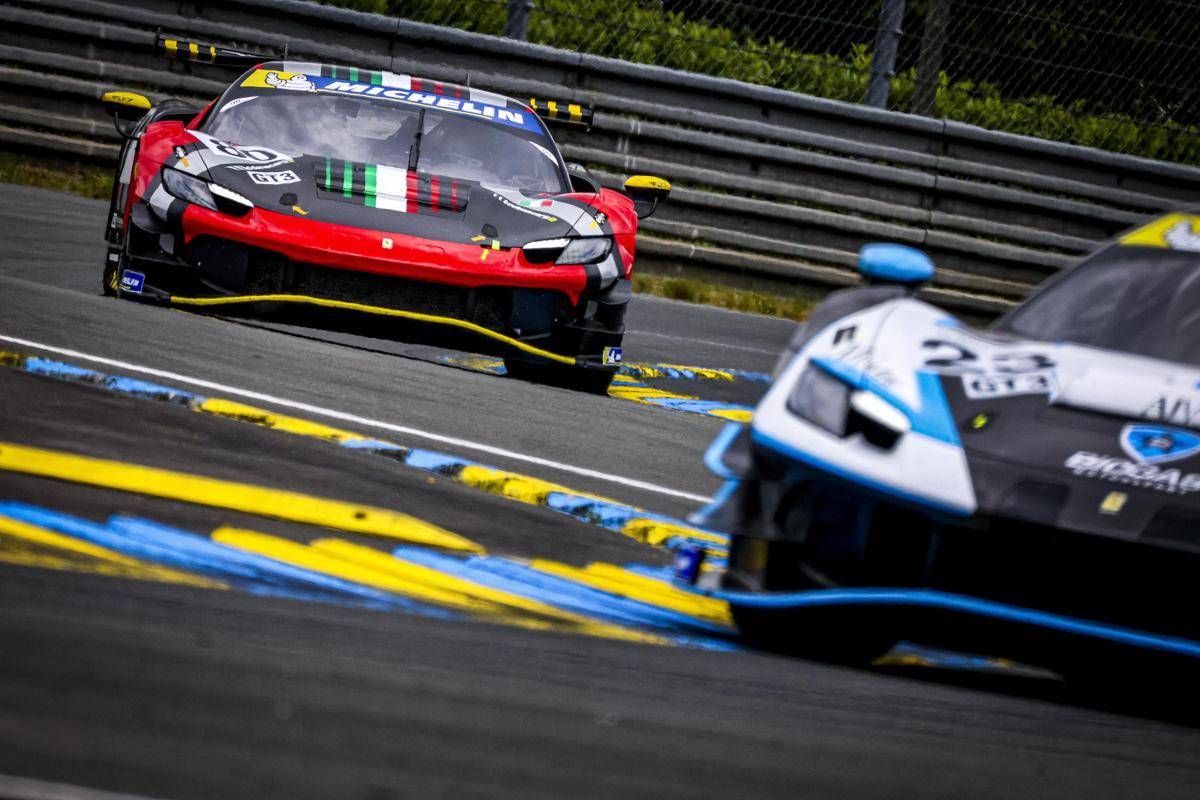 Follia a Le Mans, pilota prende a pugni finestrino dopo tamponamento con Ferrari -