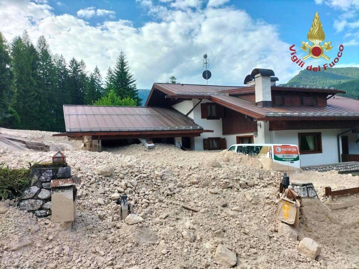Maltempo nel bellunese, pioggia e detriti bloccano Borca di Cadore - 