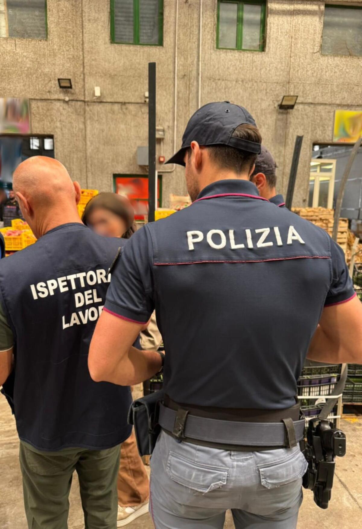 Controlli sorprendenti al Mercato di Catania | La Polizia scopre irregolarità che nessuno si aspettava! -