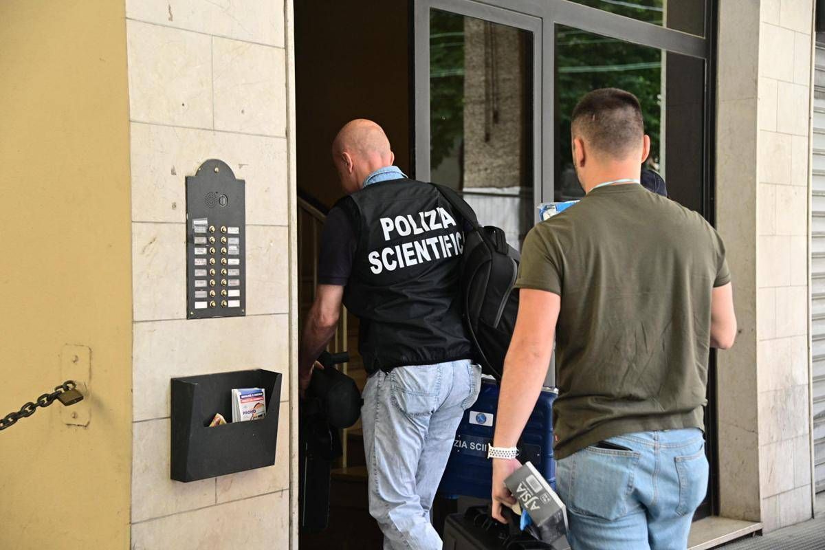 Coppia uccisa in casa a Bologna, coinquilino ripreso prima della fuga: il punto degli investigatori -