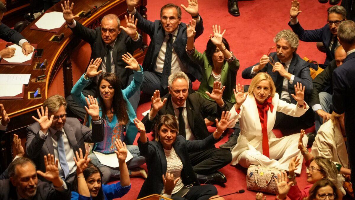 Protesta clamorosa al Senato | È davvero giusto imporre la fiducia su un dl così controverso? -
