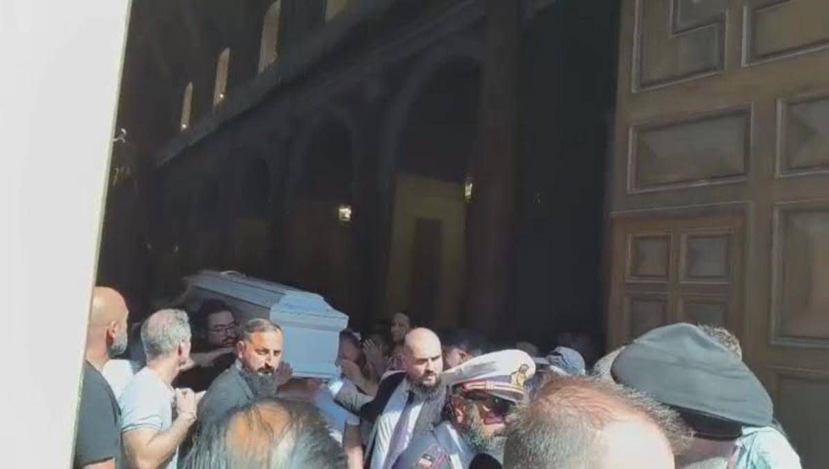Palloncini e applausi per Martina Carbonaro, i funerali della 14enne uccisa dall'ex - Video -