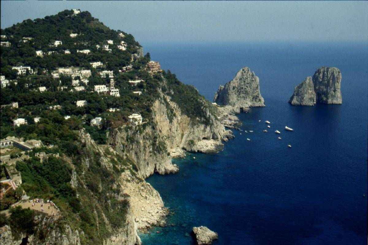 Capri, "vietato disturbare i turisti": l'ordinanza del sindaco - 