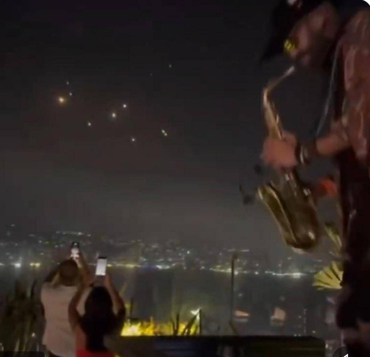 Guerra Israele-Iran, missili nel cielo e musica alla festa: il video virale - 
