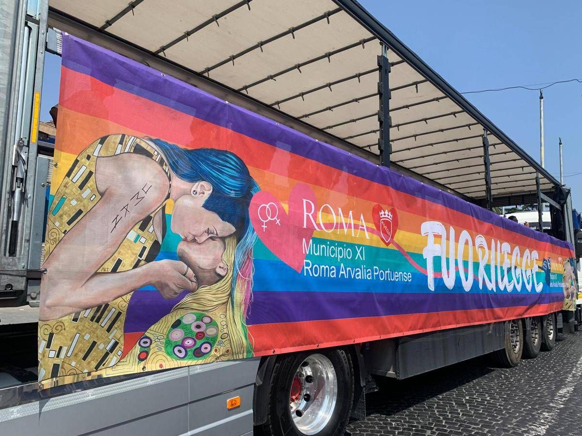 Roma Pride, folla sotto il sole cocente della Capitale per la festa 'Fuorilegge' dei diritti - 