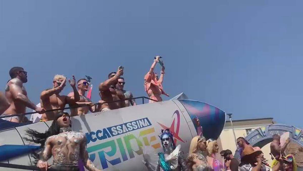 Roma Pride 2025, Rose Villain sventola 'dallo spazio' la bandiera della Palestina - Video -